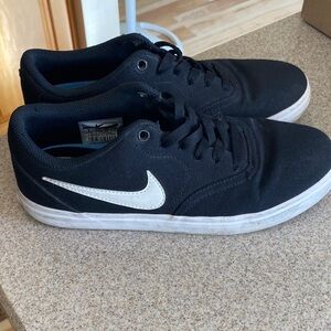 Nike Men's SB Check Canvas Black and White Sneakers